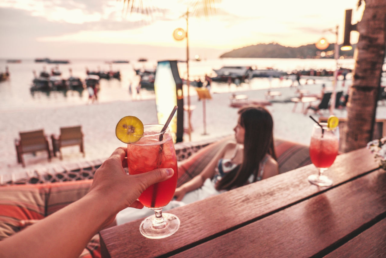 Cocktail in einer Strandbar bei Sonnenuntergang
